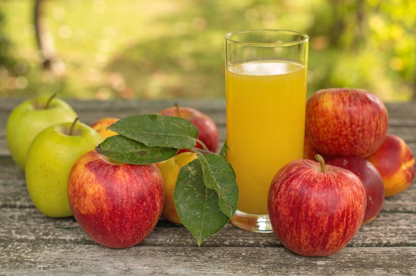 Naukowcy odkryli nową metodę wyciskania owoców, która może znacząco poprawić korzyści zdrowotne z picia soku. Nawet czterokrotnie zwiększa zawartość polifenoli w stosunku do klasycznie wyciskanego soku.
