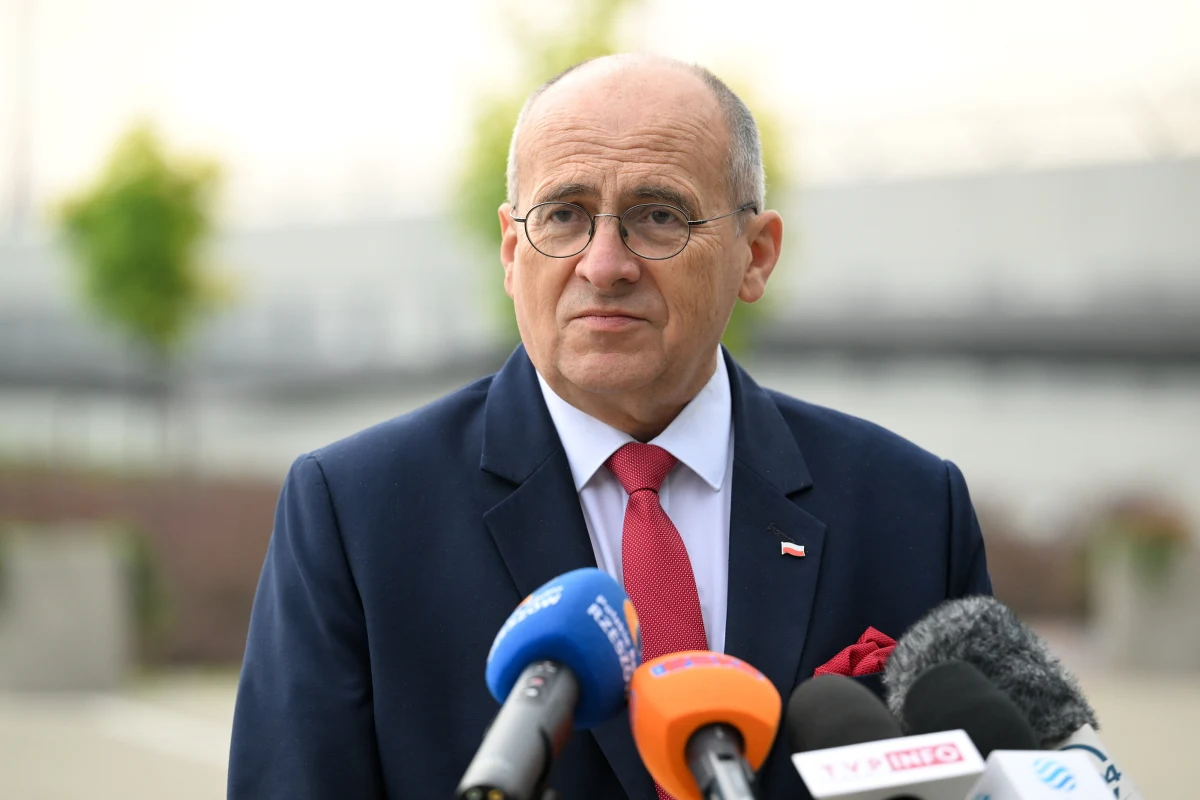 "Prezydent i premier Ukrainy dziękowali polskiej dyplomacji za wsparcie przy uzyskaniu statusu kandydata do UE i aktywność przy proponowaniu kolejnych sankcji na Rosję" - powiedział dziś w Rzeszowie szef MSZ i przewodniczący OBWE Zbigniew Rau po powrocie z Kijowa.