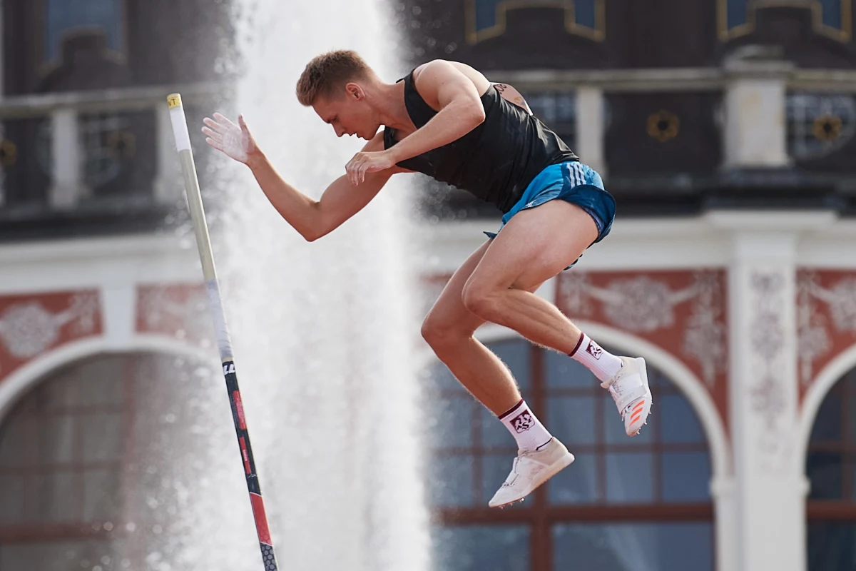 ​"Tyczka na molo" - popularne zawody lekkoatletyczne ruszają dziś w Sopocie. Tyczkarki i tyczkarze z ośmiu krajów będą walczyć o medale przez najbliższe dwa dni na Skwerze Kuracyjnym. W Sopocie będzie można zobaczyć m.in. wielokrotnego medalistę Mistrzostw Świata - Piotra Liska.

