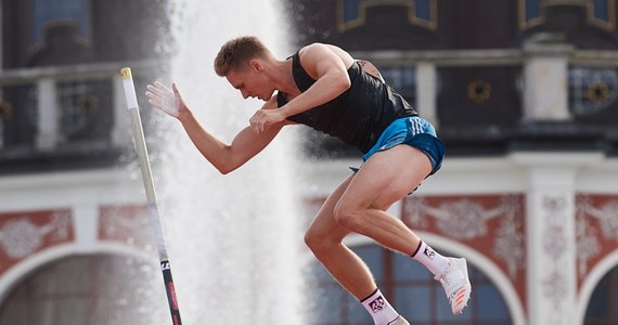 ​"Tyczka na molo" - popularne zawody lekkoatletyczne ruszają dziś w Sopocie. Tyczkarki i tyczkarze z ośmiu krajów będą walczyć o medale przez najbliższe dwa dni na Skwerze Kuracyjnym. W Sopocie będzie można zobaczyć m.in. wielokrotnego medalistę Mistrzostw Świata - Piotra Liska.

