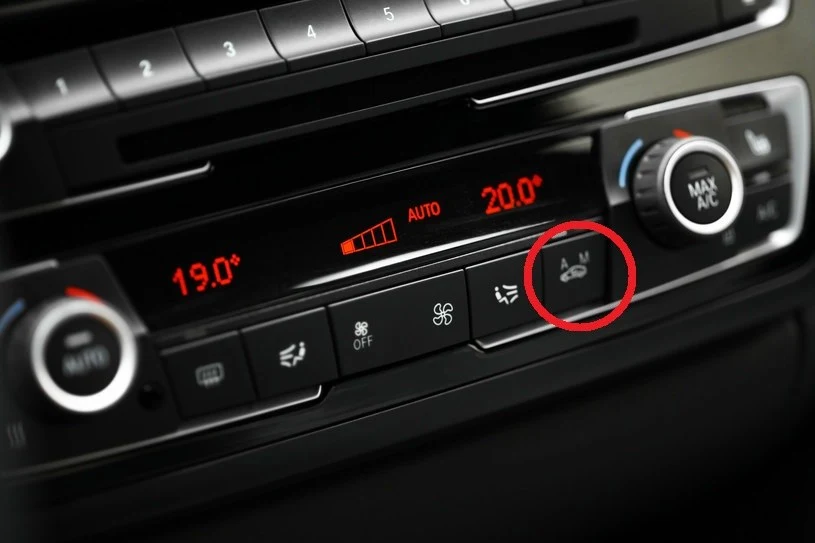 Wielu kierowców ignoruje ten przycisk. Zimą przydaje się szczególnie