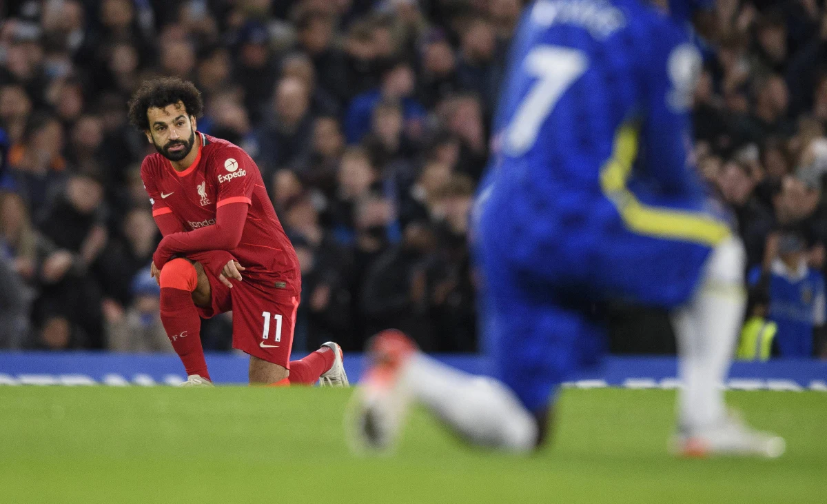 Piłkarze klubów Premier League ograniczą klękanie przed meczami. Gest został wprowadzony w ramach akcji "Black Lives Matter" po śmierci czarnoskórego George'a Floyda w Stanach Zjednoczonych w 2020 roku.