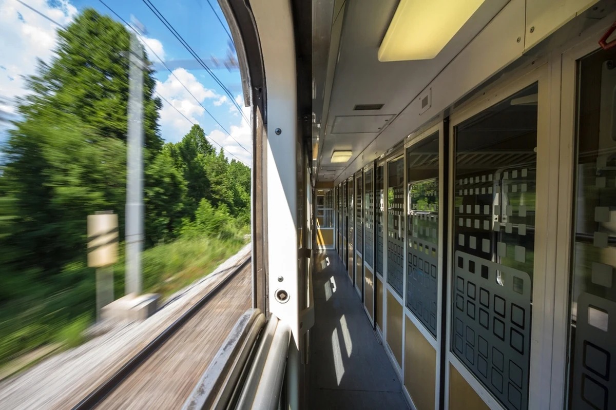 10-letnia dziewczynka z Warszawy wyłącznie w towarzystwie psa wybrała się na wakacyjną wyprawę pociągiem do Tczewa. O dziecku, które podróżuje bez opieki dorosłych i bez biletu, powiadomiła iławską policję obsługa pociągu relacji Gliwice-Gdynia.