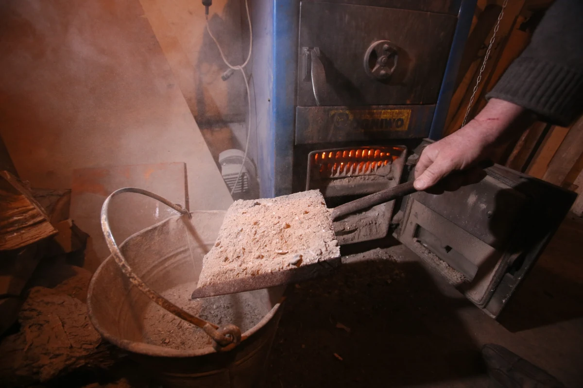 Władze Krakowa są przeciwne przesunięciu o rok terminu wejścia w życie uchwały antysmogowej w całym regionie. Taka jest propozycja zarządu województwa małopolskiego. Zakaz używania bezklasowych starych pieców grzewczych miałby obowiązywać od stycznia 2024. Właśnie ruszyły konsultacje społeczne w tej sprawie.