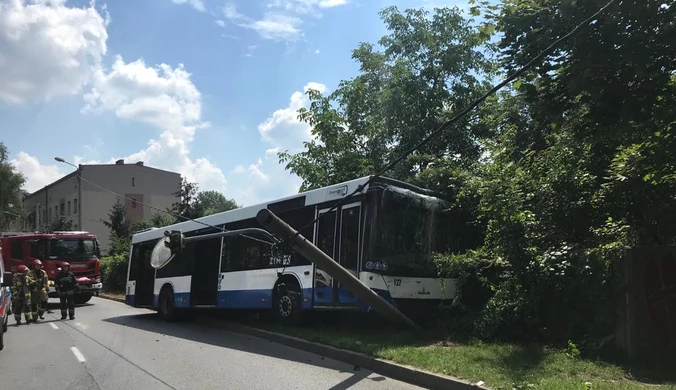 Wypadek w Katowicach. Autobus uderzył w słup energetyczny