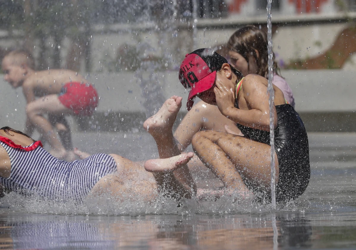 Instytut Meteorologii i Gospodarki Wodnej ostrzega przed upałami, które w najbliższych dniach zdominują aurę w Polsce. Jak przekazała synoptyk IMGW Dorota Pacocha, temperatury przekroczą 30 stopni C, a maksymalnie miejscami sięgną nawet 36 stopni Celsjusza.