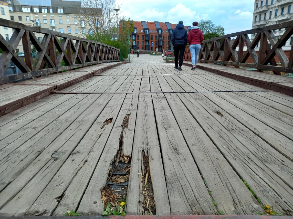 Dziś w nocy ma zostać zamknięty jeden z najstarszych mostów we Wrocławiu. Mowa o pochodzącym z 1799 roku moście św. Klary, który łączy wyspę Słodową i Bielarską. Przeprawę, z której korzystają głównie spacerowicze, czeka remont.