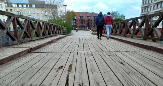 Dziś w nocy ma zostać zamknięty jeden z najstarszych mostów we Wrocławiu. Mowa o pochodzącym z 1799 roku moście św. Klary, który łączy wyspę Słodową i Bielarską. Przeprawę, z której korzystają głównie spacerowicze, czeka remont.