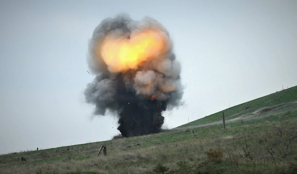 Rośnie napięcie w Górskim Karabachu. Władze nieuznawanej republiki ogłosiły, że Azerbejdżan złamał zawieszenie broni i przeprowadził atak, w wyniku którego zginęli żołnierze. Także Rosjanie, którzy prowadzą w regionie misję pokojową, oskarżyli Azerów o łamanie postanowień. Baku przyznało, że przeprowadziło operację odwetową. W Górskim Karabachu ogłoszono częściową mobilizację. 