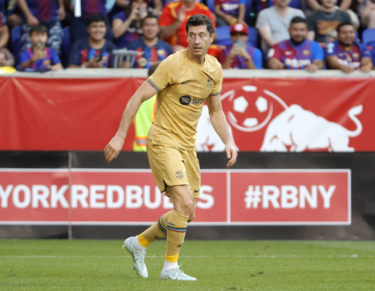 Robert Lewandowski, który w lipcu stał się nowym zawodnikiem FC Barcelona, zamieszkał tymczasowo na południowo-zachodnich przedmieściach stolicy Katalonii - podają media z tego hiszpańskiego regionu. 