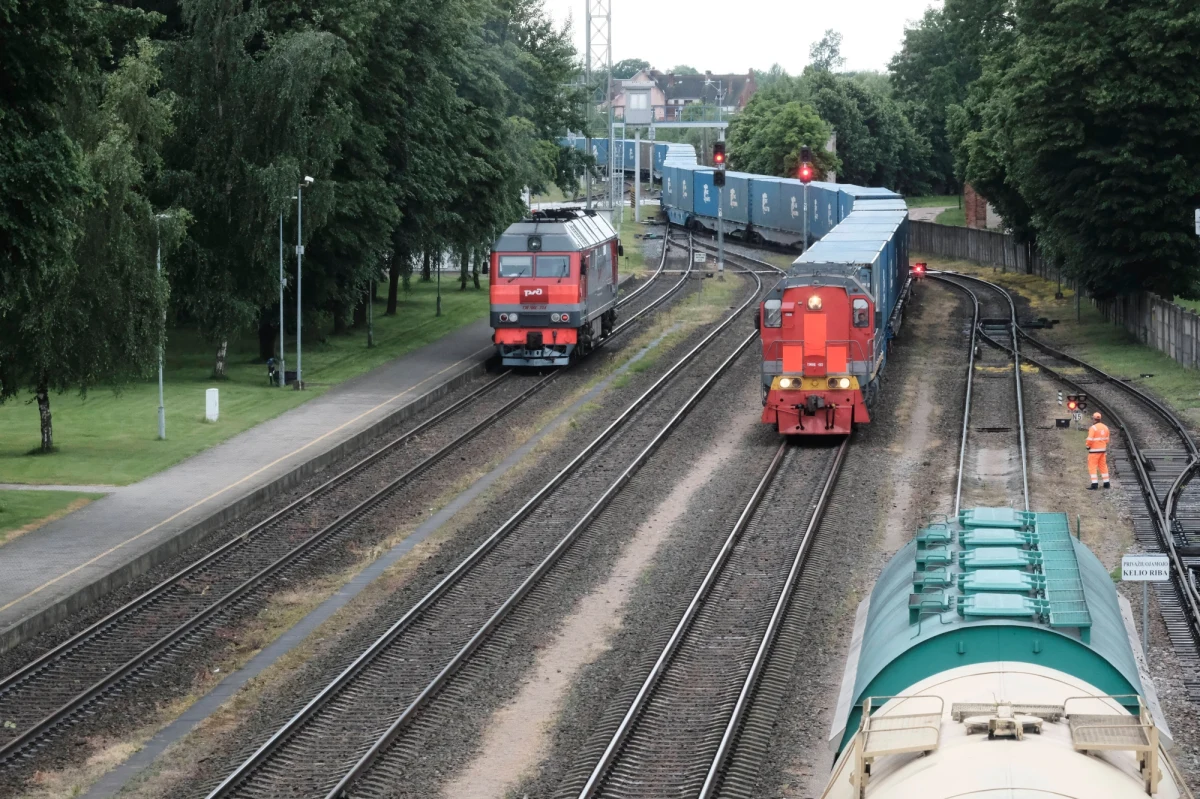 ​Tranzyt kolejowy do Kaliningradu przez terytorium Litwy może zostać znowu wstrzymany. Wszystko przez to, że litewski bank zamierza wstrzymać transakcje w związku z unijnymi sankcjami. Wilno przekonuje, że nie może dyktować bankom, co mają robić, a władze rosyjskiej eksklawy oskarżają władze Litwy o szukanie "pretekstu" do kontynuowania blokady.