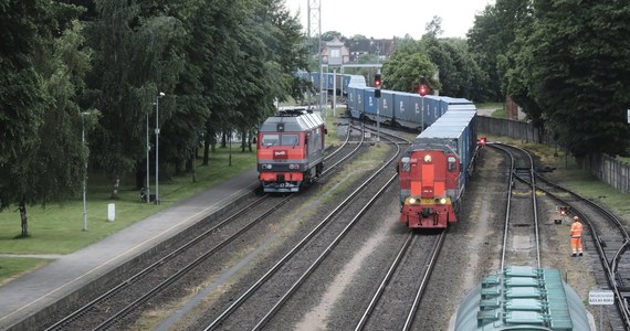 ​Tranzyt kolejowy do Kaliningradu przez terytorium Litwy może zostać znowu wstrzymany. Wszystko przez to, że litewski bank zamierza wstrzymać transakcje w związku z unijnymi sankcjami. Wilno przekonuje, że nie może dyktować bankom, co mają robić, a władze rosyjskiej eksklawy oskarżają władze Litwy o szukanie "pretekstu" do kontynuowania blokady.