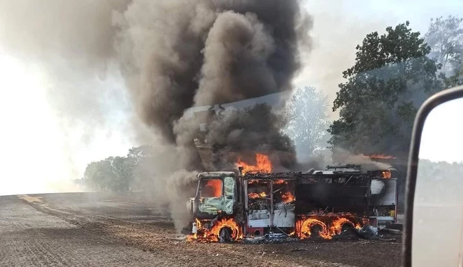 Strażacy gasili pożar zboża. Podczas akcji spłonął ich wóz