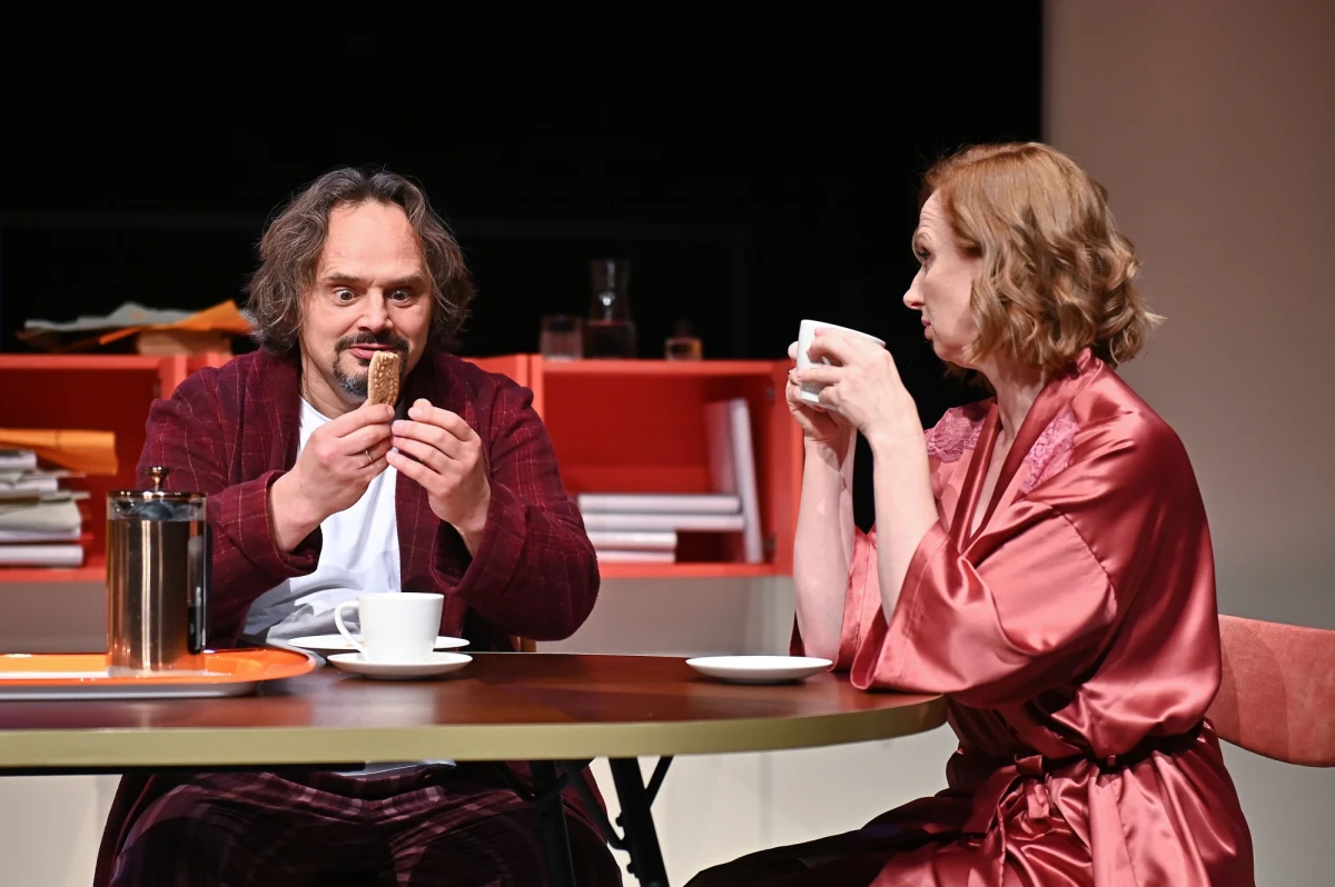 Spektakl "Kim jest pan Schmitt?" wystawi w sobotę na Scenie Letniej w Pruszczu Gdańskim Teatr Wybrzeże. Tragikomedia autorstwa francuskiego pisarza Sébastiena Thiéry'ego została wyreżyserowana przez Jana Hussakowskiego.