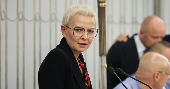 Nikt nikomu nie będzie reglamentował węgla - przekonywała w Senacie wiceminister klimatu Anna Łukaszewska-Trzeciakowska. Dodała, że obecnie w Polsce jest dostępnym 6 mln ton węgla, a kolejne 6 mln ton zostało zakontraktowanych. 
