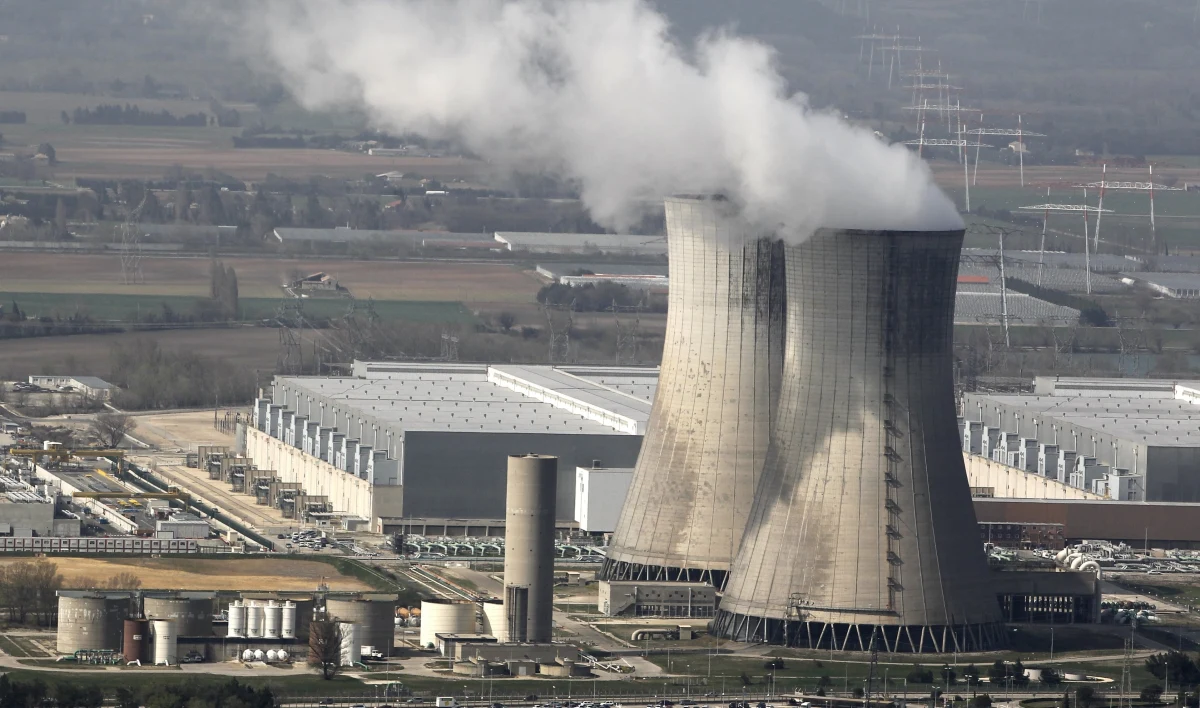 Z powodu fali upałów grupa energetyczna EDF (Electricite de France) ma problemy z chłodzeniem reaktorów jądrowych i nie wyklucza zmniejszenia produkcji energii oraz wyłączenia reaktora w elektrowni Tricastin w departamencie Drome, na południowym wschodzie Francji. 