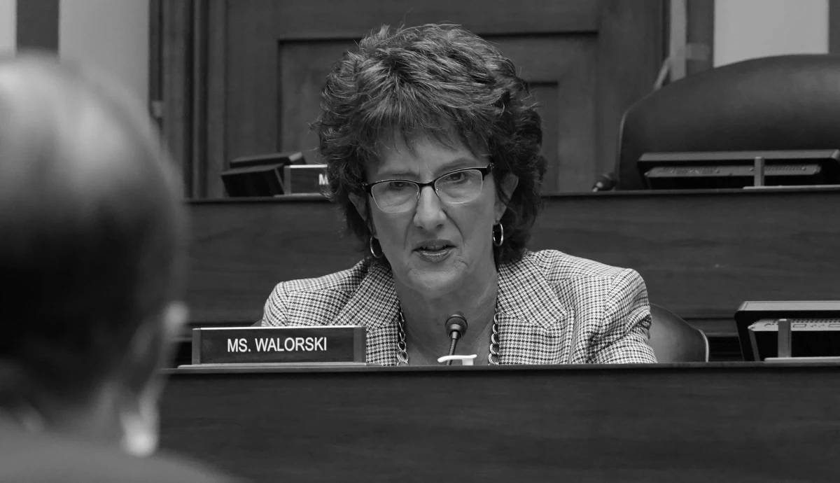 ​Republikańska kongresmenka Jackie Walorski zginęła w środę w wypadku samochodowym w Indianie - poinformował w środę lider partii w Izbie Reprezentantów Kevin McCarthy. W wypadku zginęło też dwoje asystentów deputowanej.