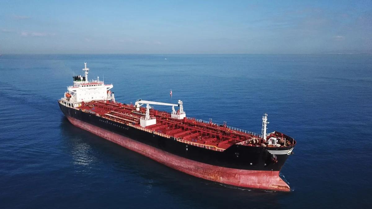 Wygląda na to, że Rosja znalazła port pozwalający jej dostarczać ropę naftową z obejściem zachodnich sankcji. Jest to niewielki egipski terminal naftowy El-Hamra – informuje agencja Bloomberg.