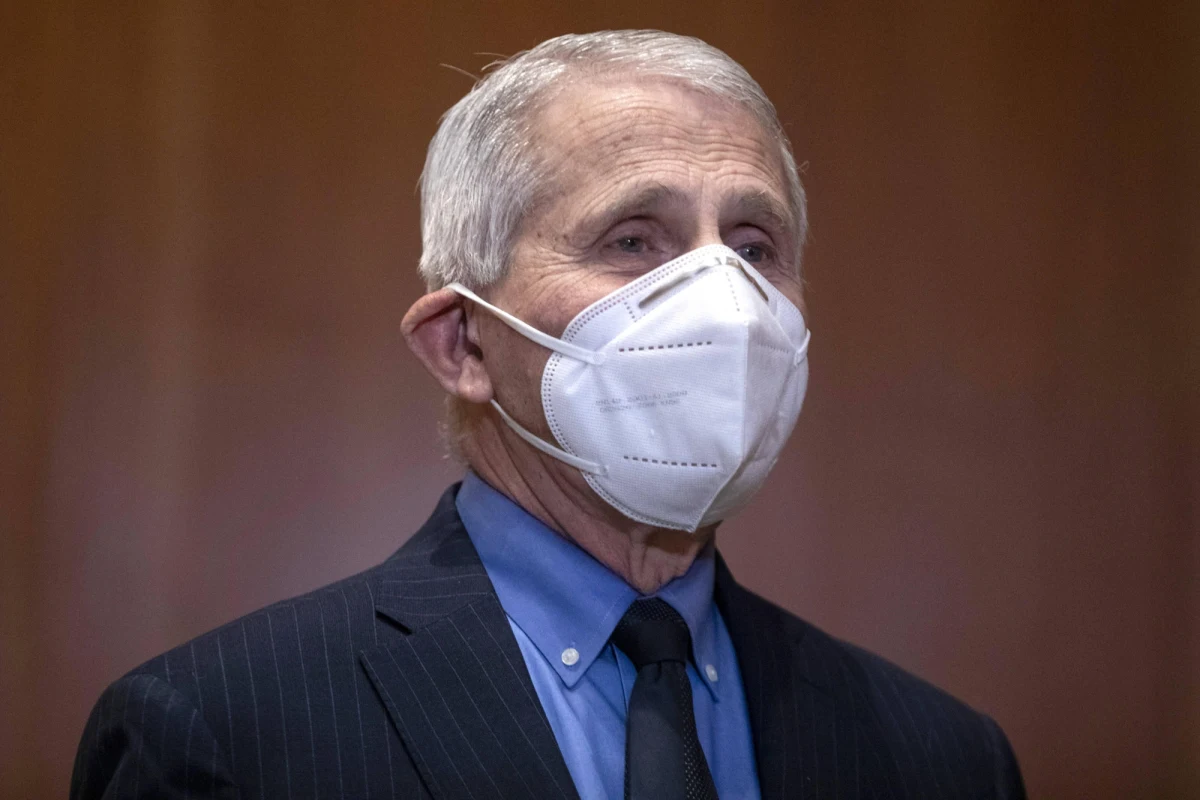 Ludzie, którzy nie wzięli dwóch szczepionek i dawek przypominających przeciwko koronawirusowi nabawią się kłopotów - ostrzega główny doradca medyczny prezydenta Joe Bidena dr Anthony Fauci. Będzie to problem zwłaszcza jesienią i zimą.