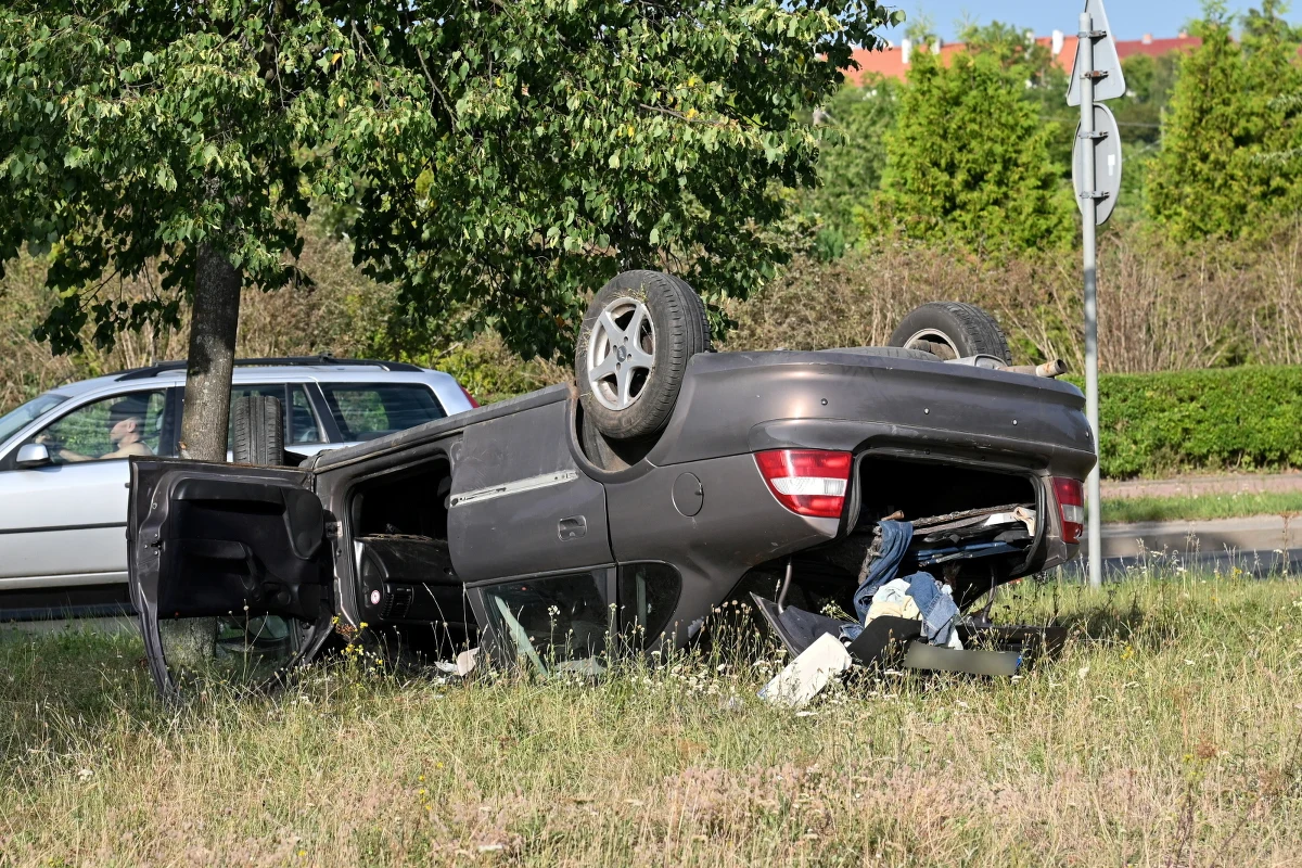 Dwie osoby zostały ranne w wyniku dachowania samochodu osobowego w Szczecinie (woj. zachodniopomorskie). Zdarzenie miało miejsce przy ul. Taczaka.