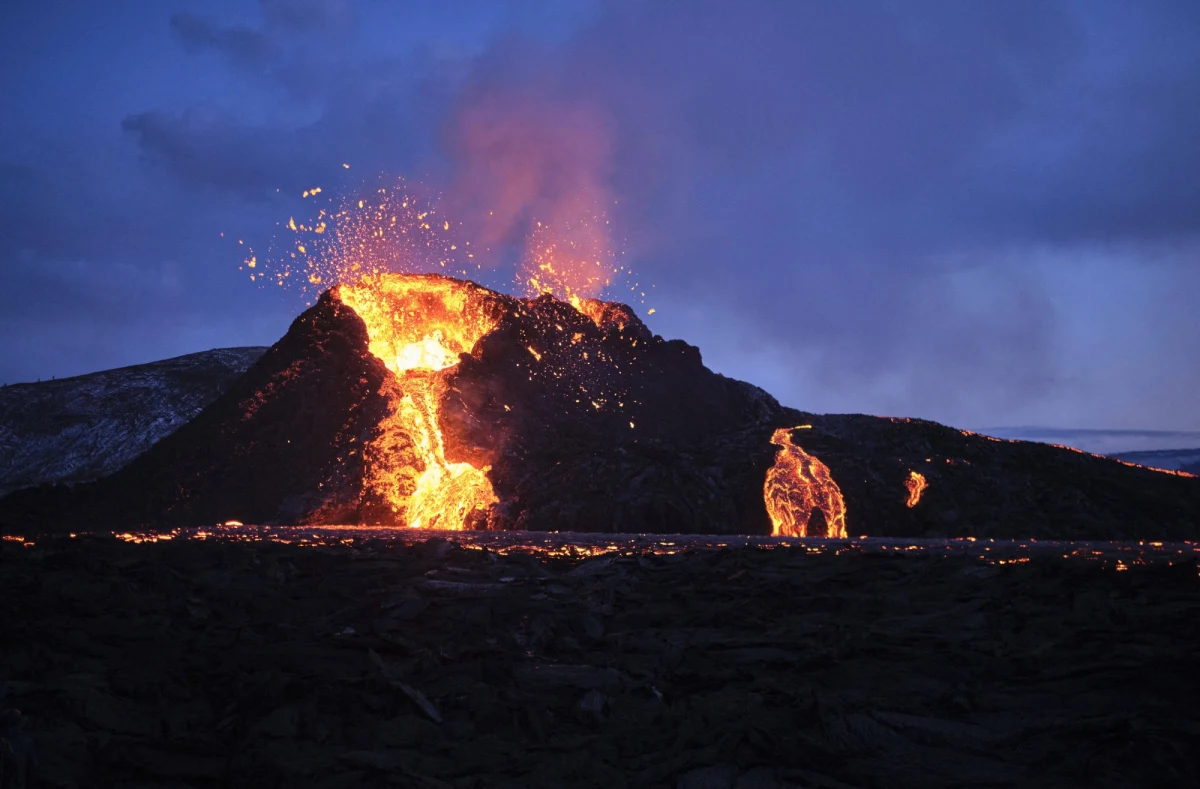 Rozpoczęła się erupcja wulkanu Fagradalsfjall na islandzkim półwyspie Reykjanes. Wylew lawy poprzedziło ponad 10 tysięcy wstrząsów, które wskazywały na przemieszczanie się magmy pod powierzchnią ziemi.