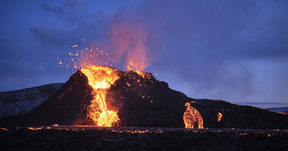 Rozpoczęła się erupcja wulkanu Fagradalsfjall na islandzkim półwyspie Reykjanes. Wylew lawy poprzedziło ponad 10 tysięcy wstrząsów, które wskazywały na przemieszczanie się magmy pod powierzchnią ziemi.