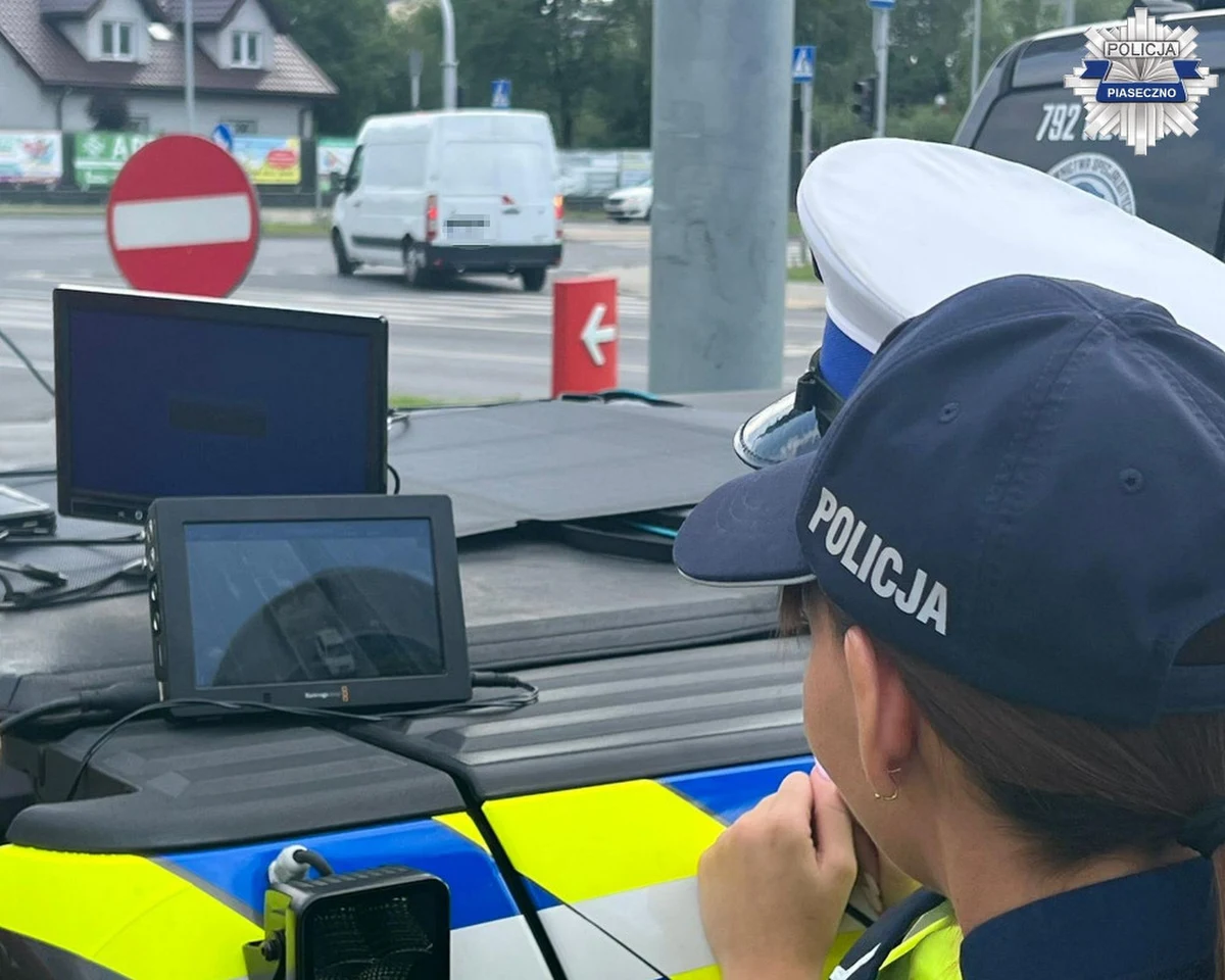 Policjanci piaseczyńskiej drogówki zorganizowali akcję "odłóż telefon i żyj". Podczas niej przeprowadzili 19 kontroli, podczas których wystawili 15 mandatów - poinformowała rzeczniczka Komendanta Powiatowego Policji w Piasecznie asp. Magdalena Gąsowska. Dodała, że działaniach został wykorzystany dron, który nie tylko obserwował ruch z powietrza, ale też wydawał komunikaty.