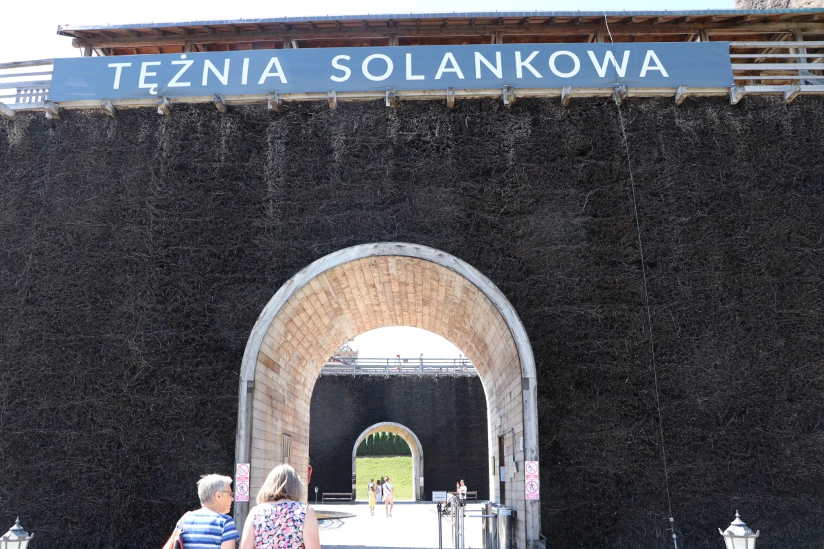 Podczas upału wiele osób szuka cienia i chłodu. Jednym ze sposobów na ich znalezienie jest... zjechanie ponad sto metrów pod ziemię. Na zwiedzanie zaprasza Kopalnia Soli w Wieliczce - zarówno na powierzchni, jak i pod powierzchnią.