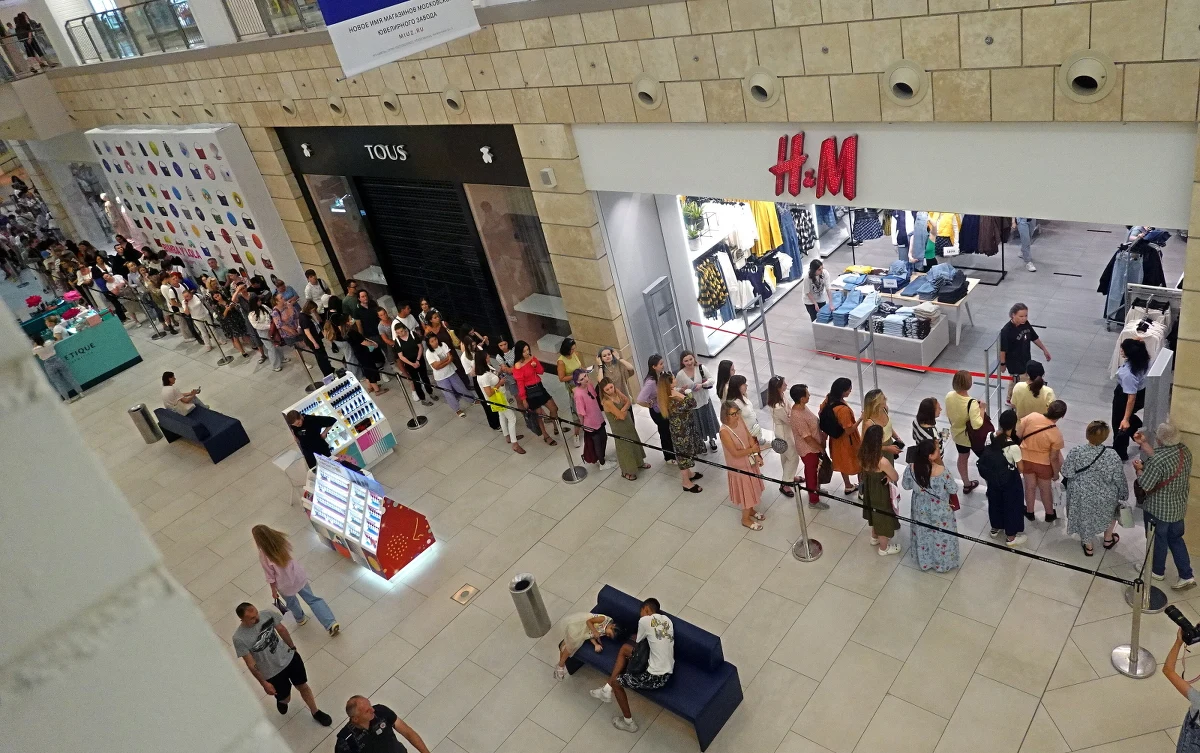 Długie kolejki klientów utworzyły się w tym tygodniu przed sklepami H&M w moskiewskich sieciach handlowych. Szwedzkie przedsiębiorstwo wyprzedaje towar, nim na dobre wycofa się z Rosji.