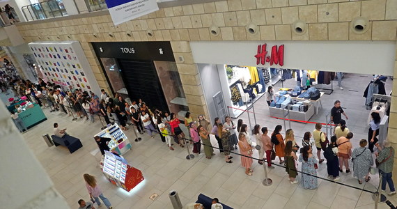 Długie kolejki klientów utworzyły się w tym tygodniu przed sklepami H&M w moskiewskich sieciach handlowych. Szwedzkie przedsiębiorstwo wyprzedaje towar, nim na dobre wycofa się z Rosji.