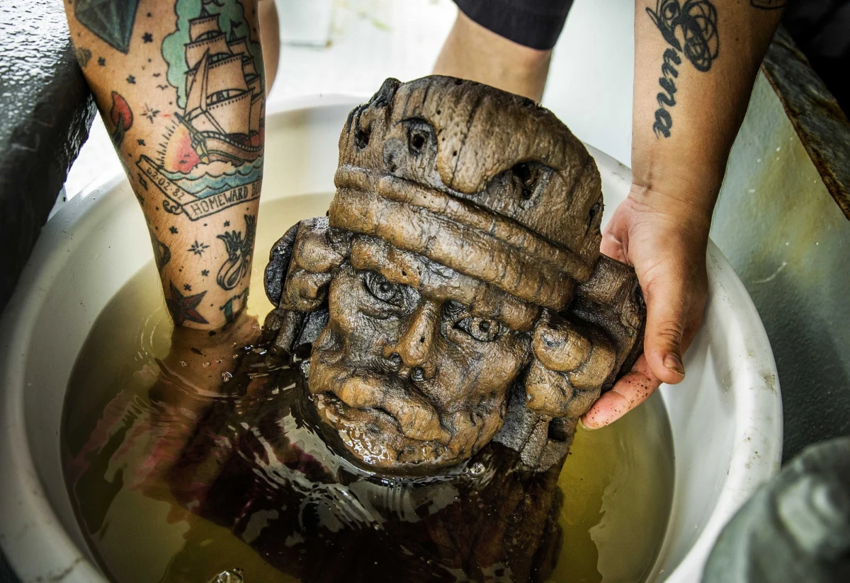 Niezwykłe znalezisko trafiło w ręce załogi kutra zajmującego się połowem krewetek. Rybacy wyłowili drewniane popiersie przedstawiające wizerunek wojownika, który przez swoich odkrywców pieszczotliwie został nazwany "Barry".