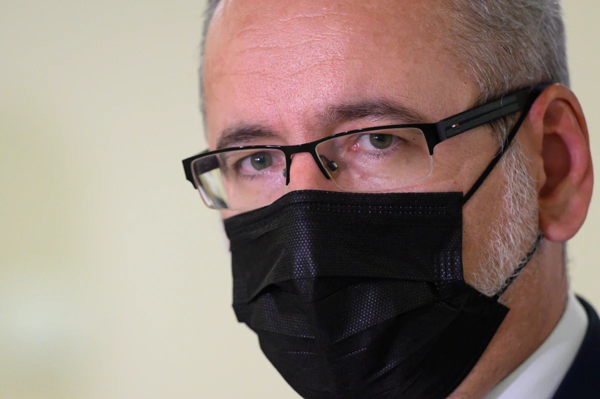 Prognozujemy, że nowe, zmodyfikowane szczepienie przeciwko Covid-19 będzie dostępne już we wrześniu. Tak wynika z deklaracji producentów - zapowiedział minister zdrowia Adam Niedzielski. Szef resortu zdrowia wypowiedział się również na temat jesiennej fali pandemii koronawirusa. Jego zdaniem, jeżeli nadejdzie, to w listopadzie lub grudniu.