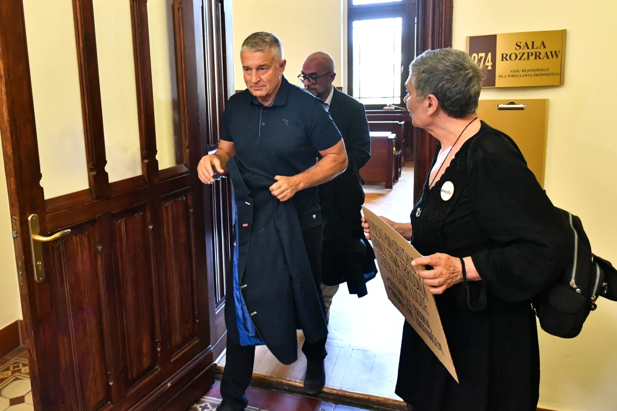 Wrocławski sąd warunkowo umorzył w czwartek sprawę Władysława Frasyniuka oskarżonego o znieważenie żołnierzy. Chodzi o słowa byłego posła i opozycjonisty z czasów PRL na antenie TVN24, które zdaniem prokuratury stanowiły znieważenie polskich żołnierzy.