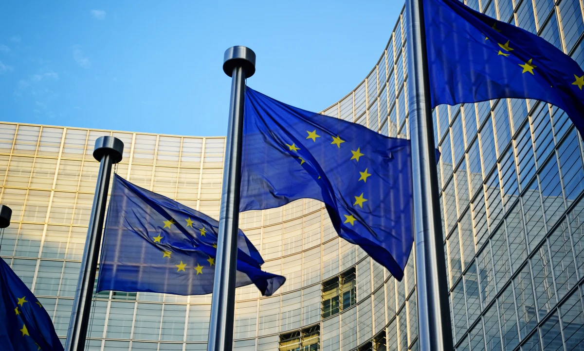 Komisja Europejska zatwierdziła 31 mln euro z programu REACT-EU dla Polski, w tym przesunięcie części tych środków na pomoc uchodźcom z Ukrainy. Fundusz finansowy REACT-EU powstał w Unii Europejskiej, aby niwelować w krajach unijnych negatywne skutki pandemii Covid-19. 