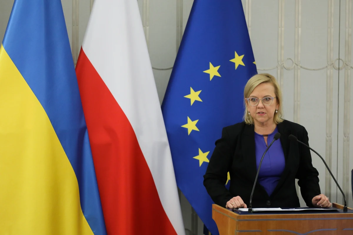 "Badamy też awaryjnie i dodatkowo przepustowość portów bałtycki, przede wszystkim Rygi i możliwości dostarczenia węgla stamtąd" - poinformowała minister klimatu Anna Moskwa. "Dane z połowy lipca pokazują, że zakontraktowano 7 mln ton węgla" - dodała.