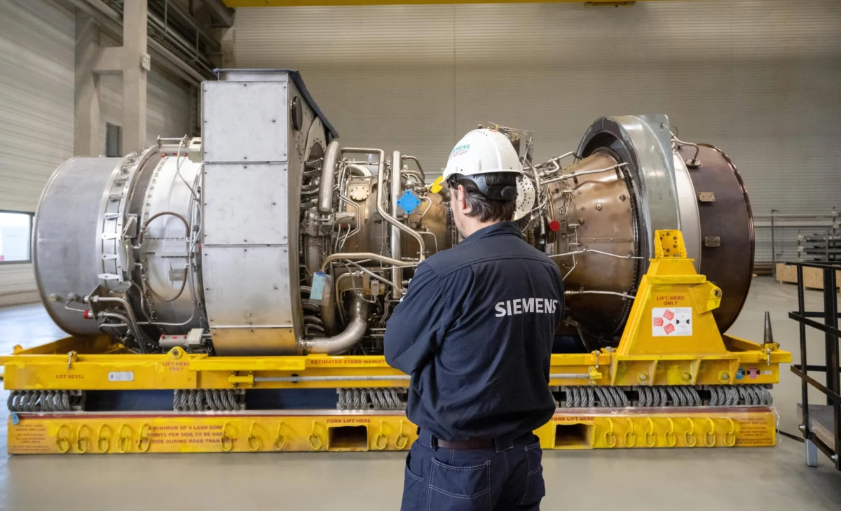 Gazprom przekonuje, że nie może sprowadzić z Niemiec naprawionej turbiny do gazociągu Nord Stream 1, bez zapewnień ze strony UE, Kanady i Wielkiej Brytanii, że naprawa i transport takich urządzeń nie będzie podlegać sankcjom wprowadzonym w związku z wojną w Ukrainie - przekonuje firma w komunikacie. Koncern na sprawie turbiny próbuje ugrać jak najwięcej, tymczasem władze Niemiec i Siemens Energy przekonują, że nic nie stoi na przeszkodzie, poza opieszałością Rosjan.