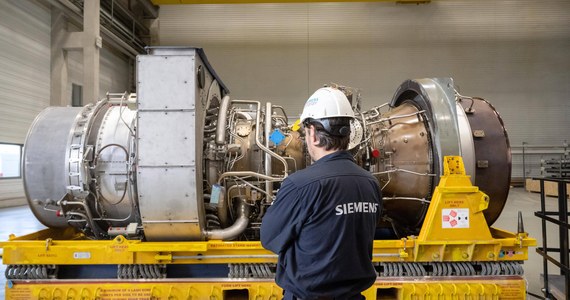 Gazprom przekonuje, że nie może sprowadzić z Niemiec naprawionej turbiny do gazociągu Nord Stream 1, bez zapewnień ze strony UE, Kanady i Wielkiej Brytanii, że naprawa i transport takich urządzeń nie będzie podlegać sankcjom wprowadzonym w związku z wojną w Ukrainie - przekonuje firma w komunikacie. Koncern na sprawie turbiny próbuje ugrać jak najwięcej, tymczasem władze Niemiec i Siemens Energy przekonują, że nic nie stoi na przeszkodzie, poza opieszałością Rosjan.