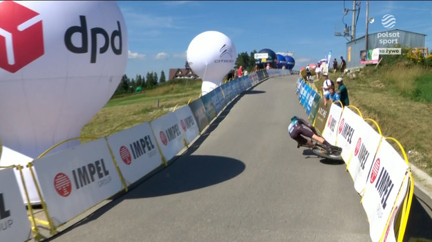 Podczas 6. etapu Tour de Pologne doszło do groźnego upadku Jordiego Meeusa. Niemiecki kolarz upadł na jednym z zakrętów i uderzył w bandy ogradzające trasę wyścigu. W studiu Polsatu Sport eksperci - Tomasz Czernich i Wacław Skarul wyjaśnili co mogło być przyczyną upadku. Zobacz fragment z wypadkiem kolarza Bora-hansgrohe.