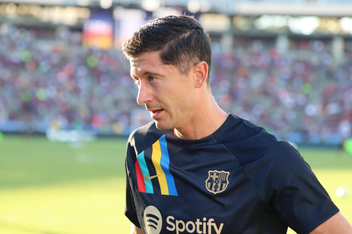 Zaplanowana na piątek prezentacja nowego piłkarza Barcelony Roberta Lewandowskiego na Camp Nou została przesunięta z godz. 11:00 na 12:30 - poinformował kataloński klub. Przypomniano przy okazji, że bilety dla kibiców na to wydarzenie są darmowe.