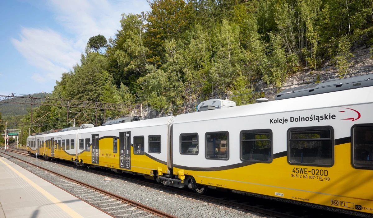 Koleje Dolnośląskie od grudnia tego roku, wraz z nowym rozkładem jazdy, będą realizować część przewozów pasażerskich na trasie z Wrocławia przez Brzeg Dolny, Wołów, Ścinawę do Głogowa. Będzie to 5 par pociągów dziennie - podały władze regionu.

