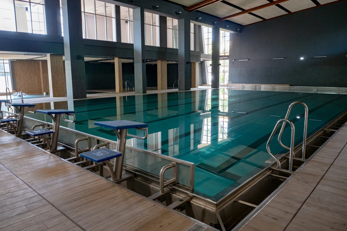 Na sobotę (6 sierpnia) planowane jest otwarcie przebudowanego, najpopularniejszego basenu w Sosnowcu – zapowiedział prezydent miasta Arkadiusz Chęciński. Jak zaznaczył, obiekt przy ul. Żeromskiego, popularnie nazywany Żeromem nie jest już tylko basenem, lecz Centrum Aktywności Rodzinnej pod nazwą ŻeromPark.