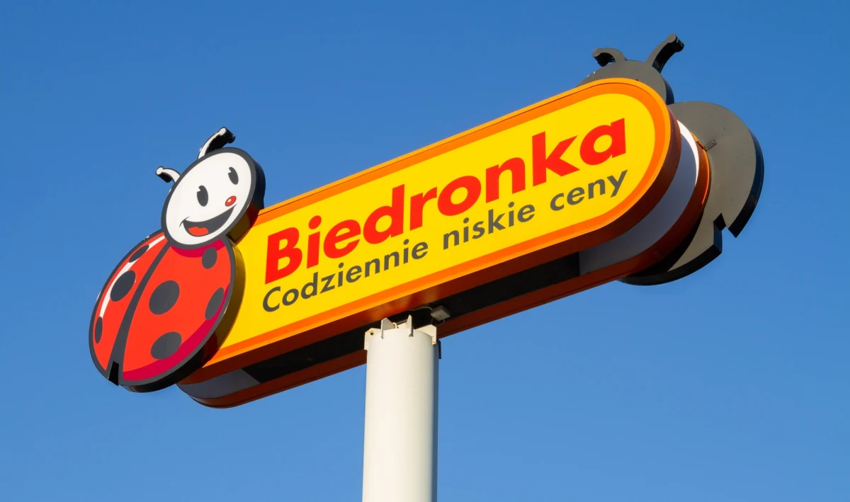 ​W najbliższą niedzielę ma się otworzyć kilkaset sklepów sieci Biedronka - wynika z nieoficjalnych medialnych informacji. Żeby ominąć zakaz handlu w niedzielę lokale mają działać jako placówki medyczne albo czytelnie. Właściciel sieci Jeronimo Martins Polska na razie nie skomentował sprawy.