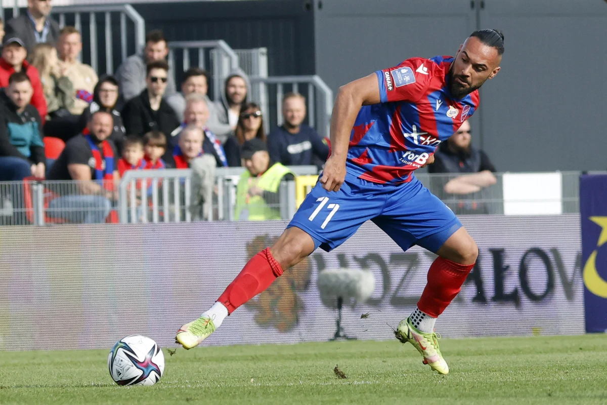 Raków Częstochowa wygrał na wyjeździe ze Spartakiem Trnawa 2:0 (2:0) w pierwszym meczu 3. rudy eliminacji Ligi Konferencji. Obie bramki zdobył Ivi Lopez. Rewanż odbędzie się 11 sierpnia w Częstochowie.