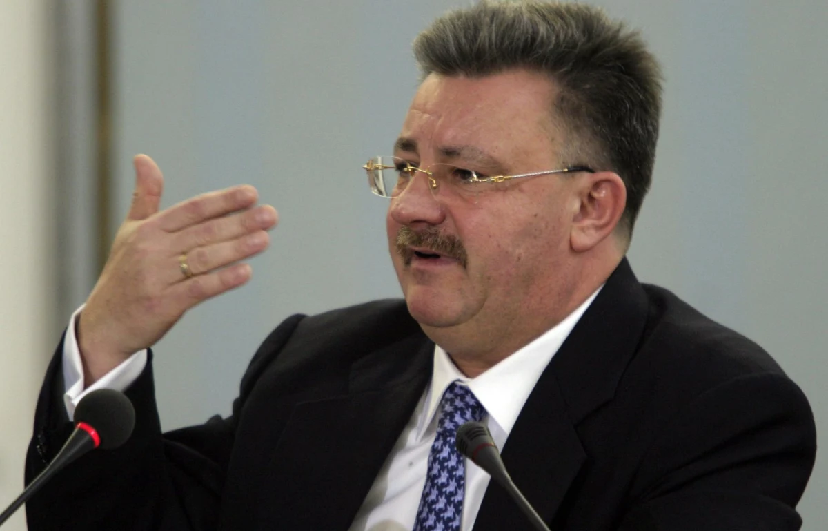 Przejęcie Lotosu przez Orlen jest mocno krytykowane przez polityków opozycji. Borys Budka z PO i Piotr Zgorzelski z PSL w ostatnich dniach w rozmowie "7 pytań o 7:07" w Radiu RMF24 przekonywali, że sprzedaż 400 stacji paliw węgierskiemu MOL i 30 proc. udziałów w Rafinerii Gdańskiej saudyjskiemu gigantowi Aramco stwarza zagrożenie dla kraju, bo w przyszłości te aktywa mogą ich zdaniem być odsprzedane Rosji. Czy to prawdopodobne? O to między innymi w piątkowej porannej rozmowie w naszym internetowym radiu zapytaliśmy byłego prezesa Orlenu Zbigniewa Wróbla.