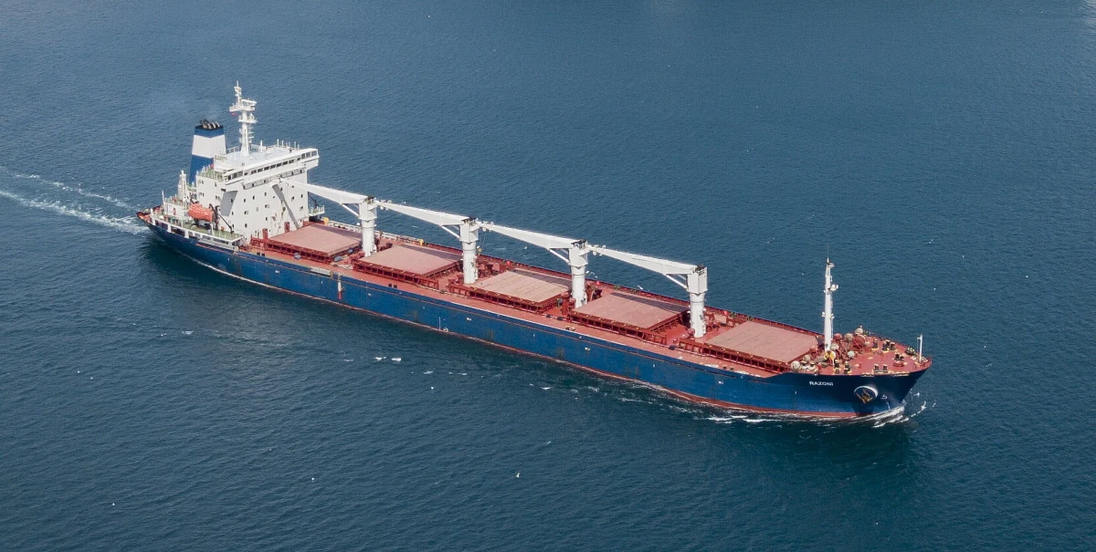 ​W piątek z portów Ukrainy, według planów, mają wypłynąć trzy kolejne statki ze zbożem - poinformował wczoraj minister obrony Turcji Hulusi Akar. Dodał, że do ukraińskich brzegów zmierza też pierwszy pusty statek, który wpłynął na Morze Czarne po wybuchu wojny, by odebrać zboże z Ukrainy.