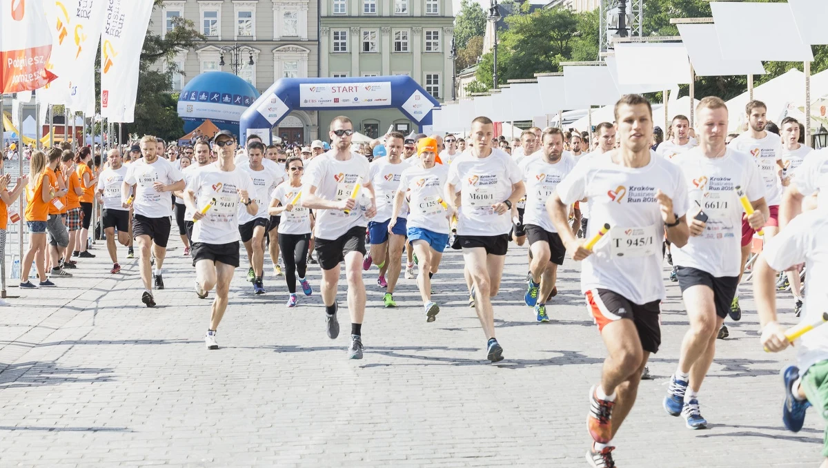 Jego pasją od zawsze były motocykle, jednak ostatni wyścig zakończył się tragicznie. W czasie zawodów na Słowacji Mariusz Juszczak przewrócił się, a inny motocyklista przejechał po jego nodze. Lekarze podjęli decyzję o amputacji. Dziś 27-latek z Krakowa powoli wraca do sprawności i zbiera środki na profesjonalną protezę nogi. 4 września na krakowskich Błoniach wystartuje dla niego bieg charytatywny. Z beneficjentem Poland Business Run 2022 rozmawiamy o wypadku, pasji i planach na przyszłość.