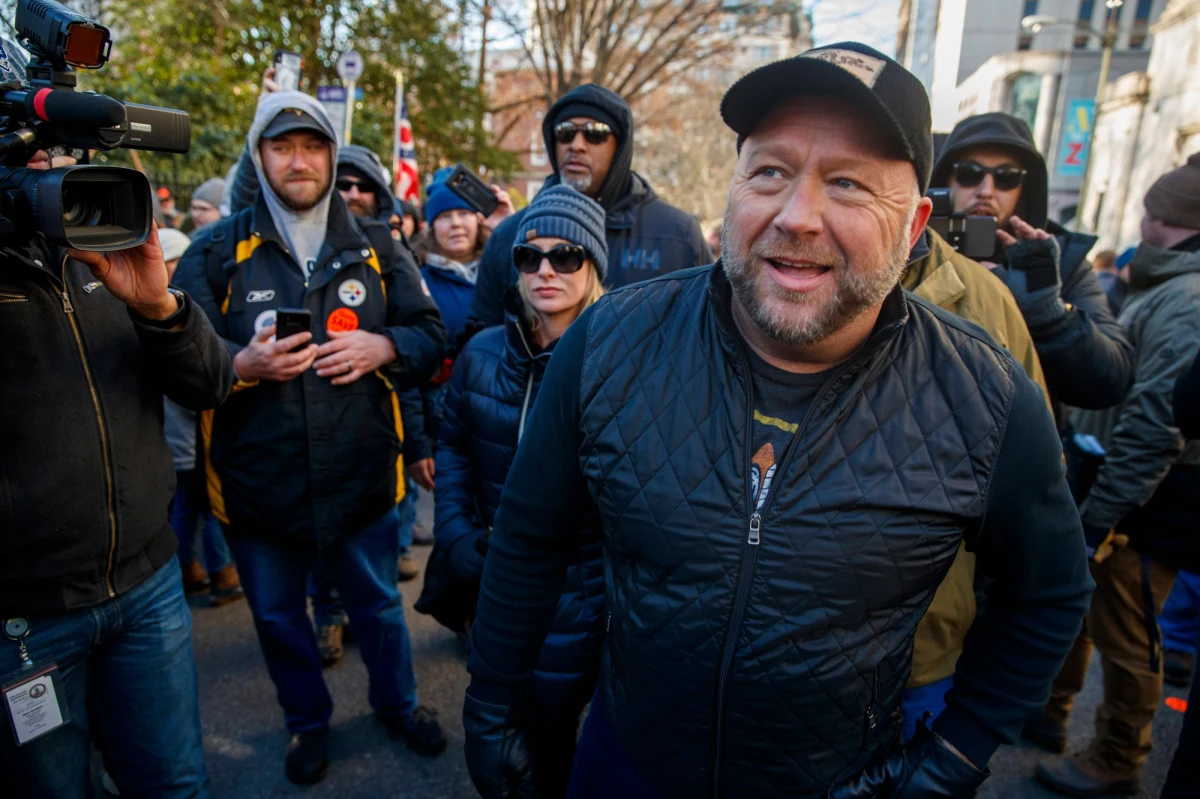 4 miliony dolarów musi zapłacić Alex Jones rodzicom dziecka zastrzelonego w szkole podstawowej Sandy Hook w 2012 roku. Tak orzekł sąd w Teksasie. Jones twierdził, że masakra, w której zginęło 26 osób, była oszustwem mającym na celu destabilizację przemysłu zbrojeniowego i za to właśnie został pozwany przez rodziców zamordowanego chłopca.