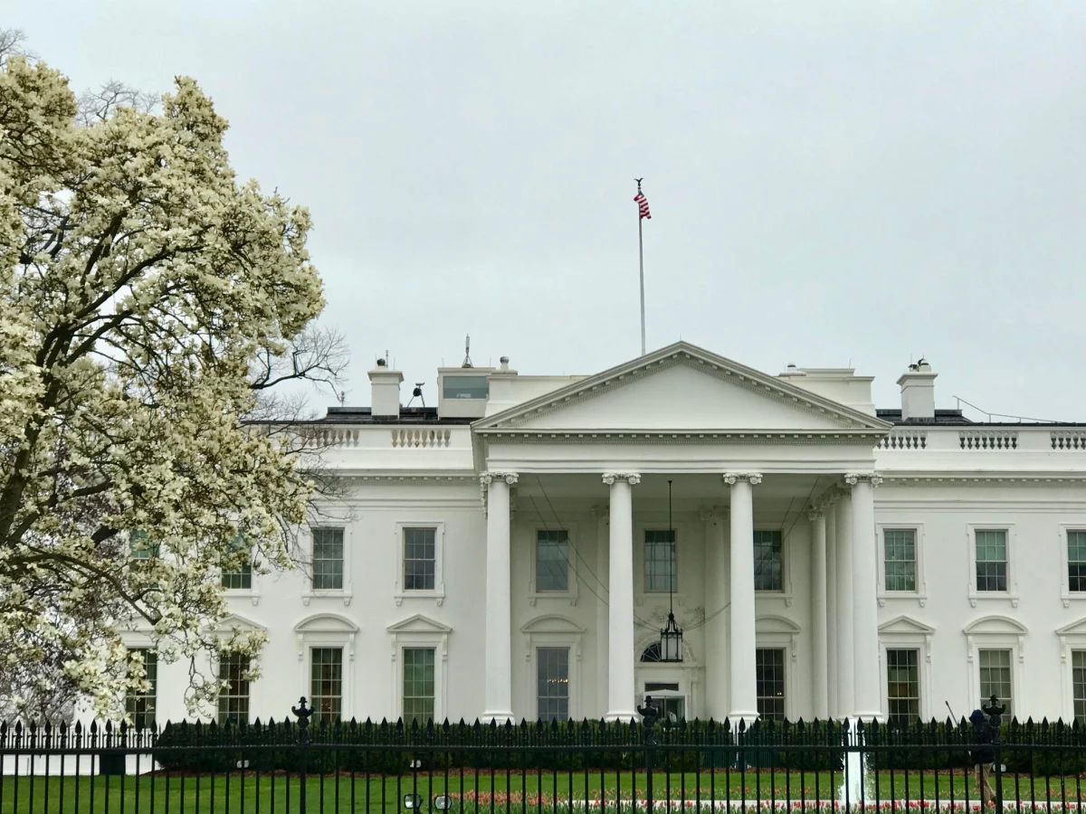 ​Cztery osoby zostały ciężko ranne w wyniku uderzenia pioruna w pobliżu Białego Domu - poinformowała waszyngtońska straż pożarna. Do zdarzenia doszło w Parku Lafayette w Waszyngtonie.