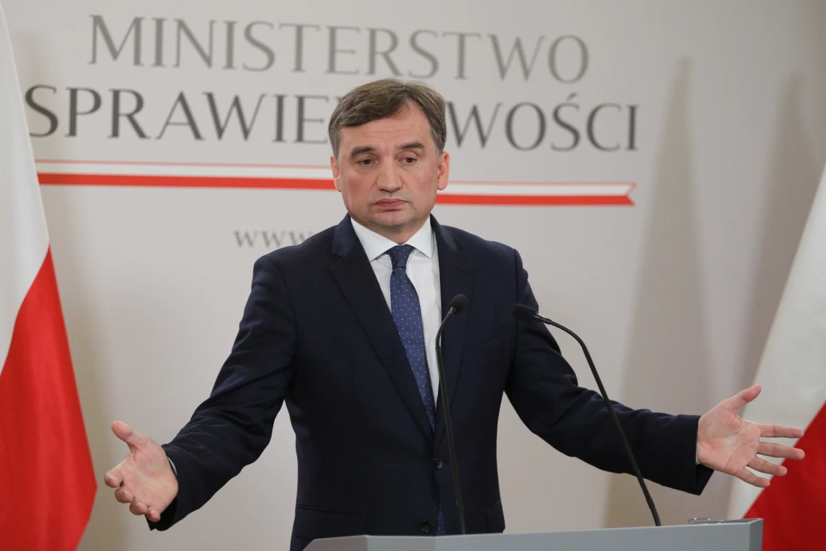 "Polski żołnierzu, pamiętaj, żaden śmieć nie jest w stanie cię obrazić" - podkreślił minister sprawiedliwości, prokurator generalny Zbigniew Ziobro odnosząc się do warunkowego umorzenia przez wrocławski sąd sprawy byłego posła i opozycjonisty z czasów PRL Władysława Frasyniuka oskarżonego o znieważenie żołnierzy.