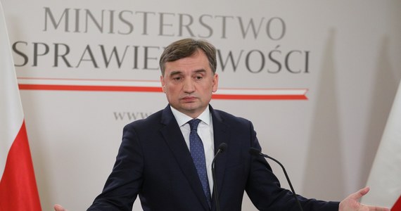 "Polski żołnierzu, pamiętaj, żaden śmieć nie jest w stanie cię obrazić" - podkreślił minister sprawiedliwości, prokurator generalny Zbigniew Ziobro odnosząc się do warunkowego umorzenia przez wrocławski sąd sprawy byłego posła i opozycjonisty z czasów PRL Władysława Frasyniuka oskarżonego o znieważenie żołnierzy.